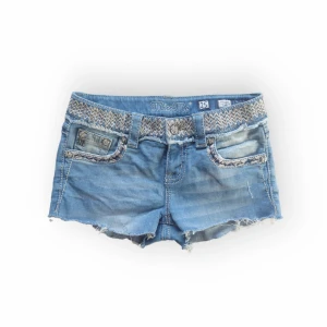 Miss me shorts - Storlek 25 US, passar XS eller XXS. De var byxor som klippts av till shorts. 36 cm midja, längd 26 cm. Fråga gärna om fler bilder eller mått 💕