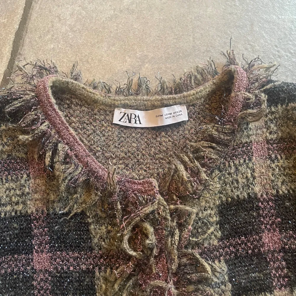 JĂ€tte fin kofta/topp frĂ„n zarađ„°den har knappar och gĂ„r att vĂ€lja om man vill ha den stĂ€ngd eller öppen, storlek m men passar ocksĂ„ sđđ. Neuletakit & Villapaidat.