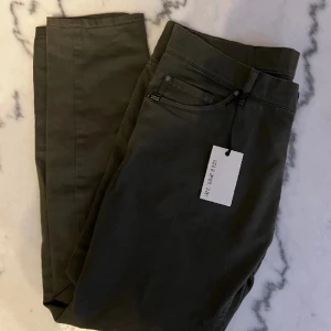 Tiger of Sweden - Evolve NYA - Säljer ett par helt nya Tiger Of Sweden Jeans, modellen är Evolve i storlek 34 / 32. Färgen är mörkgrön / olivgrön.