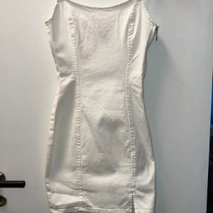 Jeans klänning i storlek 34 - En super fin jeansklänning i storlek 34 som aldrig är använd, säljer pågrund av för liten 💕