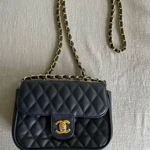 Väska - Fin väska, bra skick men färgen på det guldiga märket har försvinnit lite.