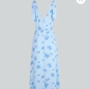 Blå klänning  - En jättefin sommarklänning från bikbok, använd ca 2 gånger. Säljer då jag inte använder den. Frågor, kontakta mig! 🪐🩵