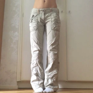 Yk2 cargo - Sjukt snygga perfekta beiga cargo. Low waist🙏🏻Hör av dig vid frågor💕