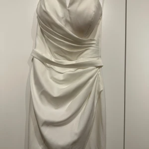 Vit klänning - En vit klänning, som användes en gång på min vigsel.  Pris: 300 kr. Finns i Solna/Stockholm. Kan fraktas.