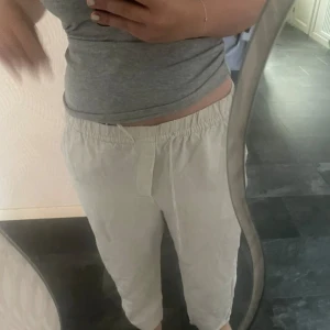Linnebyxor från h&m - Beigevita linnebyxor från h&m. Använt ett fåtal gånger. Passar bäst på korta personer. Köparen betalar frakten.