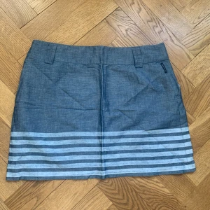 Armani skjol  - Snygg Armani kjol med dragkedja i sidan.  St S  Begagnat skick 