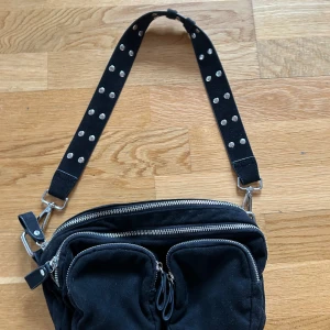 Väska  - En fin bacic väska som rymmer väldigt mycket frakt från 39