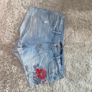 Jeans shorts  - Snygga shorts från hollister säljs inte längre. Low waist. 38cm midja och 22cm kanten. 