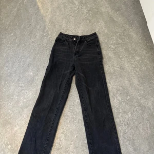 Lite baggy jeans  - Bra skick, lite slitet material där nere ( finns bild på ) 