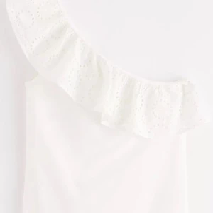 Vit off shoulder topp - Säljer denna superfina off shoulder toppen ifrån Lindex då den ej kommer till användning💗 Toppen är i storlek M men passar S också💗 Hör av er vid frågor 