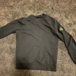 Stone island crewneck -  Säljer den då jag har växt ur den och har köpt en ny. Köpt på NK i göteborg. Använd ett fåtal gånger, Bara på evenemang, kalas osv. Kvitto skickas med.