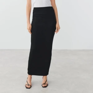 Svart långkjol - Jättefin lång kjol från Ginatricot, endast använd en gång🌸 storlek s