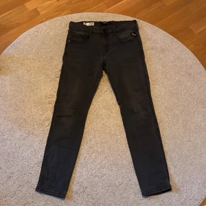 Replay anbass hyperflex - Ett par stiliga replay anbass jeans i storlek 30. De är använda ett fåtal gånger och har inga defekter. Nypris 1699. Köpta på replay butik. Hör av dig vid funderingar!