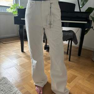 Helt nya vita jeans från NA-KD, med prislapp kvar. St 36. Hon på bilden är 160 lång.