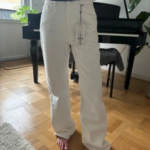 Vita jeans - Helt nya vita jeans från NA-KD, med prislapp kvar. St 36. Hon på bilden är 160 lång.
