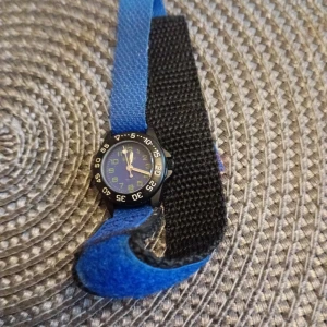 Barn klocka svart blått band . - Barn klocka svart med blått band kardborreband.nytt batteri behövs.