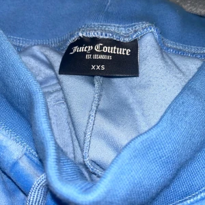 Säljer blåa juicy  - Storlek xxs, har haft den på några gånger minst 10 eller mindre.