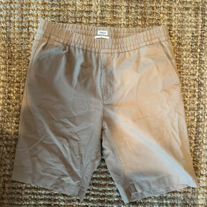 Filippa K shorts i beige. Storlek 48 (S-M) - Mycket bra skick, använda endast 1 gång.  Sitter som S eller medium