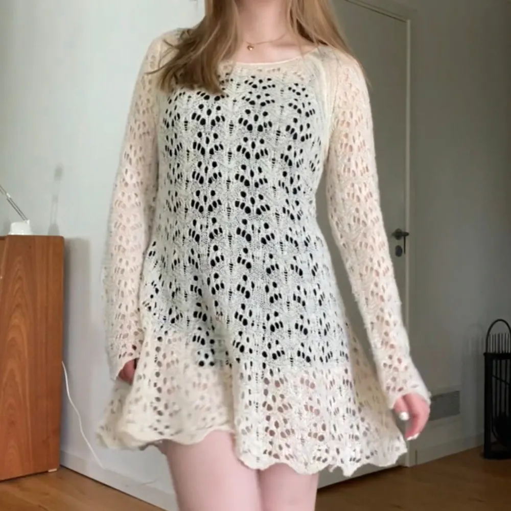Thriftad klänning som jag tycker är helt underbar men tyvärr kommer den inte till användning. Här har jag en klänning under, & den funkar bra både med eller utan bälte! . Mekot.