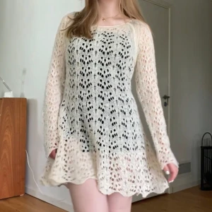 Stickad klänning - Thriftad klänning som jag tycker är helt underbar men tyvärr kommer den inte till användning. Här har jag en klänning under, & den funkar bra både med eller utan bälte! 