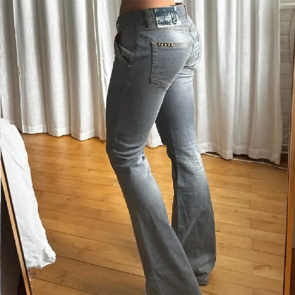 Köpte dessa jeans på plick men säljer dom igen eftersom de är för stora. Dom är verkligen i jättefint skick och jag har endast testat dom! Midja 42 och innerbenslängd 83 💖. Jeans & Byxor.