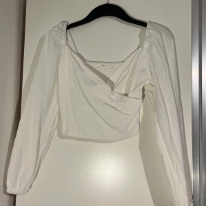 Festtopp - Fin tröja som går omlott går att ha med axlarn och offshoulder 