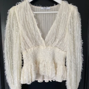 Fest blus - Säljer denna festblus då den var för liten för mig, köpt secondhand men har inga defekter💕