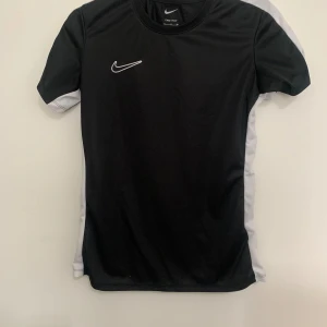 Nike Set - Detta är ett nike set, tröjan är i S men passar XS lika bra och shortsen är i barnstorlek 150 och sitter lite tight på låren. Vill man bara köpa tröjan kostar de 180kr och bara shortsen 80kr❤️ de är i nyskick och utan några defekter. De är dry- fit❤️