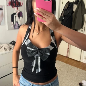 Rosett topp med öppen rygg  - Super snygg topp med en sorts satin rosett med halvt öppen rygg(man kan fof ha bh, som jag hade på bilden)  