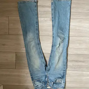 Säljer dessa jeans från Gina Young!🙌🏼lågmidjade och bra skick! Säljer då de har blivit förkorta💘köpte för 350 säljer för 300 (pris kan diskuteras)