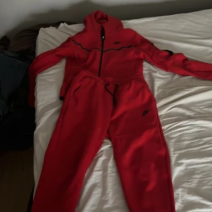 Röd nike tech -  Byxorna och tröjan är i storlek S, skick 7/10 då det är en vit fläck på byxan efter lim använd 4 gånger säljer då jag har tröttnat. Pris 1400kr