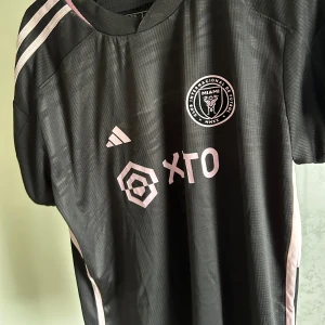 Messi tröja - Säljer min Inter Miami x Messi tröja då den inte används, skick 9/10. Priset är inte hugget i sten!