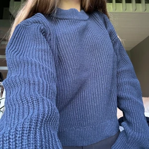 Stickad tröja - Croppad stickad tröja, marinblå färg, den e lite använd men har inga skador eller fläckar. 😊