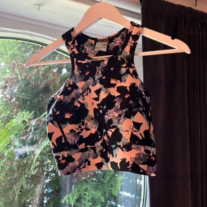 Stronger topp - Säljer en topp ifrån stronger. Den har brottarrygg och är en tajt modell utan inlägg.