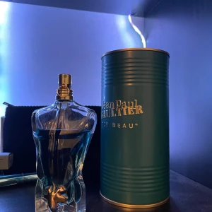 Jpg  le beau edt - Säljs på grund av att jag har andra parfymer som jag använder mer än denna.  En bra sommar parfymer som är perfekt till stranden och utomlands!  🥥🌴🍋