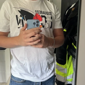 Dsquared 2 T-shirt - Säljer min vita dsquared 2 T-shirt eftersom jag har tröttnat på den. Storlek L men den passar även medium. Nypris runt 2300 kr