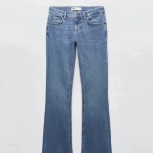 Low waisted bootcut jeans - As populära low waisted bootcut jeans från zara, slutsålda 