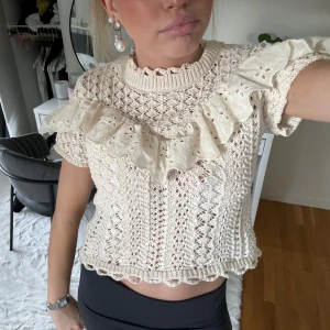 Zara tröja  - Säljer denna krämvita tröja från zara som jag aldrig använder längre💕ser ut som ny