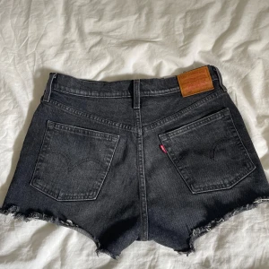 Jeansshorts Levi’s - Snygga grå/svarta Levi’s jeansshorts i bra skick. Osäker på exakta storlek men skulle säga 28/29. 40 cm i midjan rakt över. Vill du ha fler mått är det bara att skriva, pris kan diskuteras😇