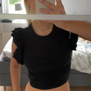 Två st toppar från zara - Två stycken toppar från zara med volang. Knappt använd o skick 10/10. Storlek S men sitter som XS. 60kr/st