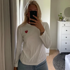 Comme des Garçons tröja - Knappt använd vit långärmad tröja från Comme des Garçons i storlek S. Köpt på Nordiska Kompaniet. 