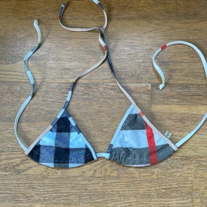 Bikinitopp - Bikinitopp som tyvärr är för liten för mig