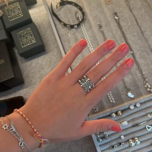 Edblad ring - Coola nitar, bra skick endast några små repor🤗 Box tillkommer vid köp!