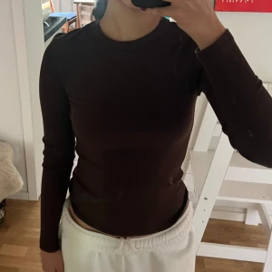 Långärmad tröja - Använd endast ett par gånger, skönt material❤️