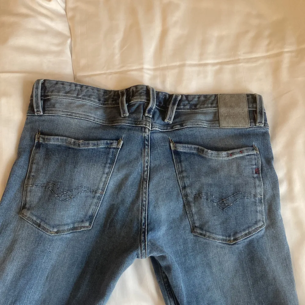 Replay jeans i bra skick Inga defekter. Köpta för 1700 säljer för 399. Lite stora i midjan men med ett bälte löser det sig mycket bra.. Jeans & Byxor.