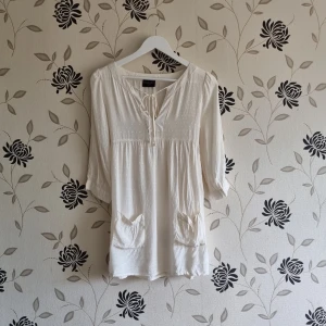 Soaked in Luxury, vit blus, Strl: XS/34,  - Soaked in Luxury, vit blus, Strl: XS/34. Fin topp, ej använd!