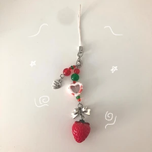 Hello kitty nyckelring  - Jättesöt nyckelring. Inte handgjord, men allt annat jag kommer och lägga upp kommer och vara handgjort. 