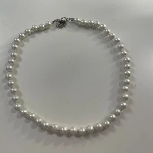 Pärlhalsband  - Pärlhalsband köpt på Åhlens! Säljer för 30kr