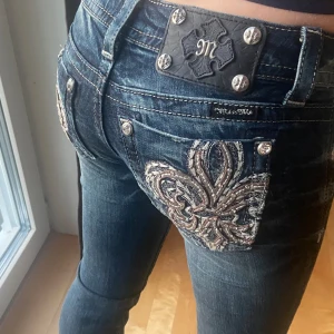 Miss Me Jeans  - Jättefina och bekväma Miss Me jeans i modellen ”JP6048B5/boot”. ⭐️ Varmt välkomna att ställa frågor 💕💕  MÅTT:    Midjemått (rakt över): 36 cm Ytterbenslängd: 102 cm Innerbenslängd: 82 cm Bensöppning: 21 cm 💜💜💜