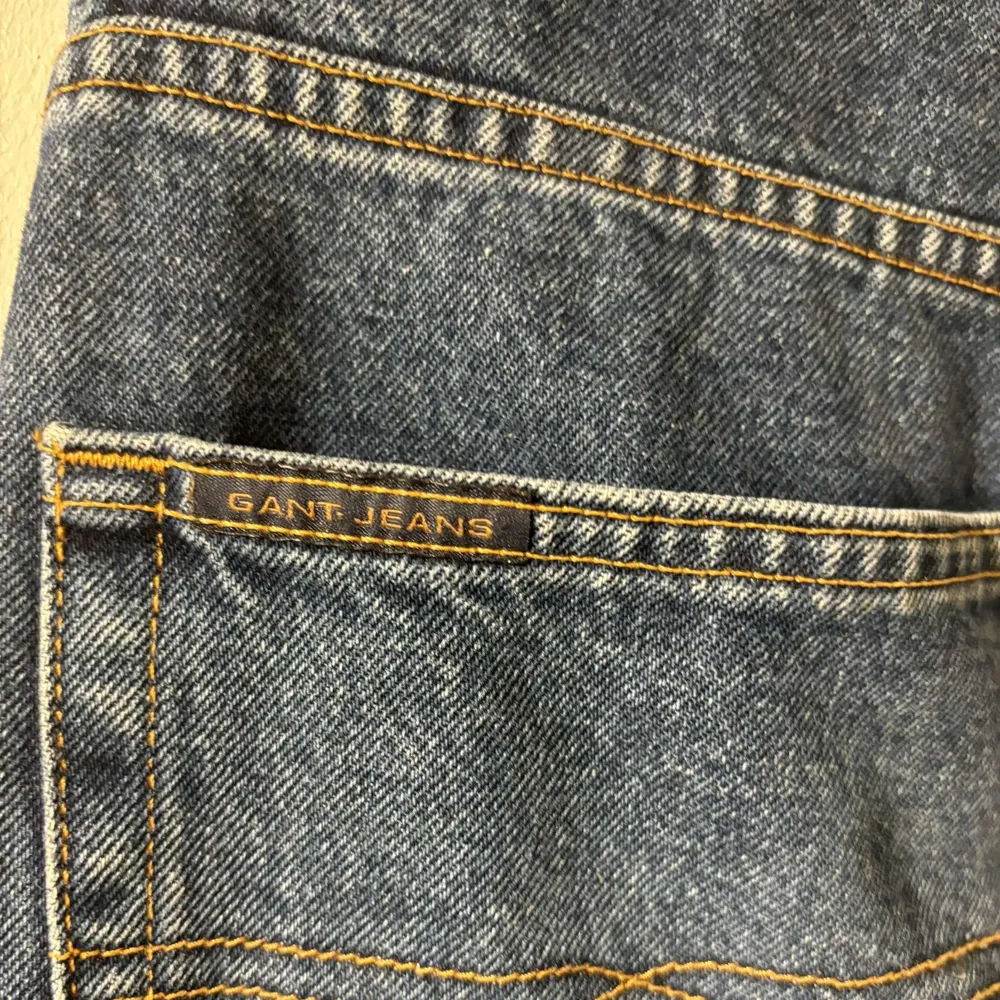 Ett par blåa jeans från GANT. Använda fåtal gånger och har inga defekter. Stolek 32. Modellen på bilden har stolek 32. Nypris 1400kr.. Jeans & Byxor.